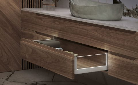 Sevroll, szuflada Platinium w brązowej łazience.