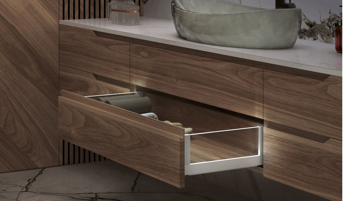 Sevroll, szuflada Platinium w brązowej łazience.