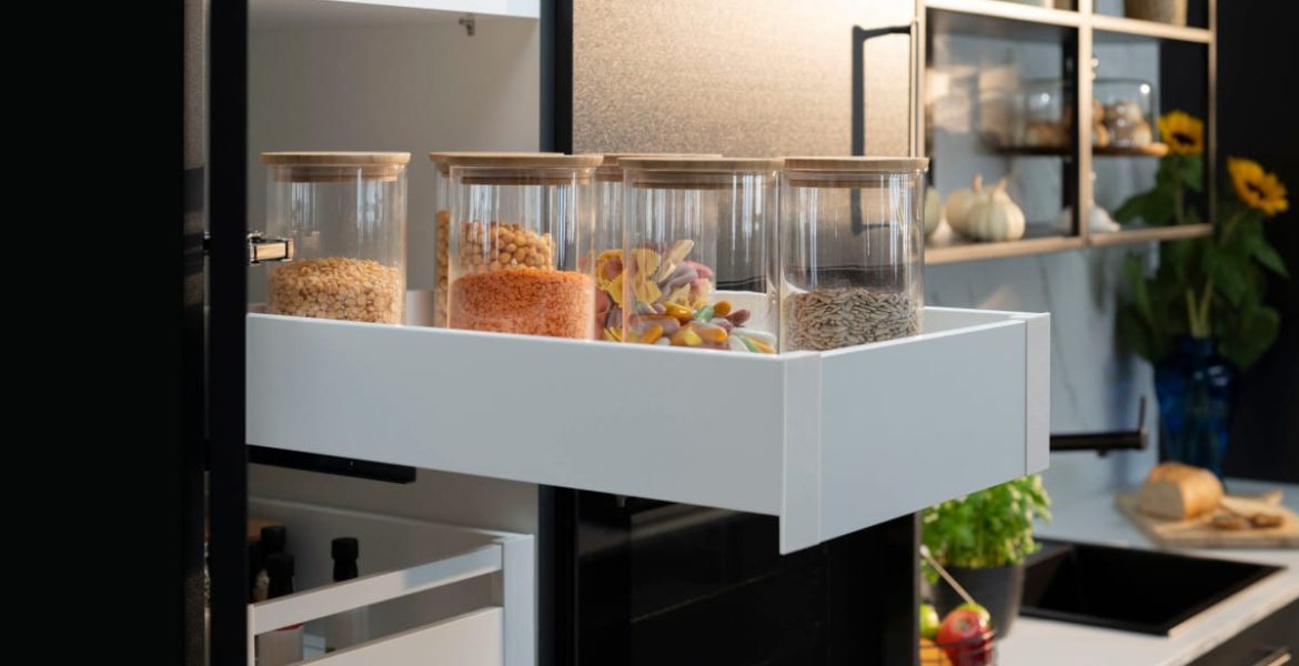 System szuflad Matrix S Slim od Hafele, gwarantujący maksymalne wykorzystanie przestrzeni. Dzięki smukłym ściankom bocznym szuflady te są idealne do przechowywania wysokich pojemników, słoików i produktów sypkich, zapewniając zarówno porządek, jak i łatwy dostęp do zapasów.