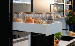 System szuflad Matrix S Slim od Hafele, gwarantujący maksymalne wykorzystanie przestrzeni. Dzięki smukłym ściankom bocznym szuflady te są idealne do przechowywania wysokich pojemników, słoików i produktów sypkich, zapewniając zarówno porządek, jak i łatwy dostęp do zapasów.