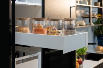System szuflad Matrix S Slim od Hafele, gwarantujący maksymalne wykorzystanie przestrzeni. Dzięki smukłym ściankom bocznym szuflady te są idealne do przechowywania wysokich pojemników, słoików i produktów sypkich, zapewniając zarówno porządek, jak i łatwy dostęp do zapasów.