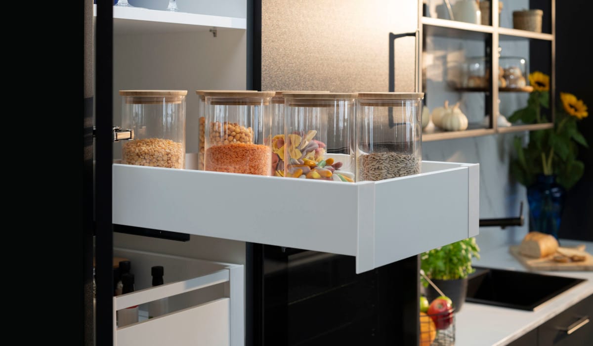 System szuflad Matrix S Slim od Hafele, gwarantujący maksymalne wykorzystanie przestrzeni. Dzięki smukłym ściankom bocznym szuflady te są idealne do przechowywania wysokich pojemników, słoików i produktów sypkich, zapewniając zarówno porządek, jak i łatwy dostęp do zapasów.