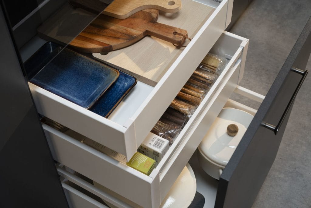 Ergonomia i organizacja w kuchni dzięki systemowi Matrix S Slim. Zastosowanie szuflad wewnętrznych i praktycznych organizerów umożliwia uporządkowane przechowywanie naczyń, desek do krojenia oraz drobnych akcesoriów. Pełny wysuw zapewnia komfortowy dostęp do każdego zakamarka.