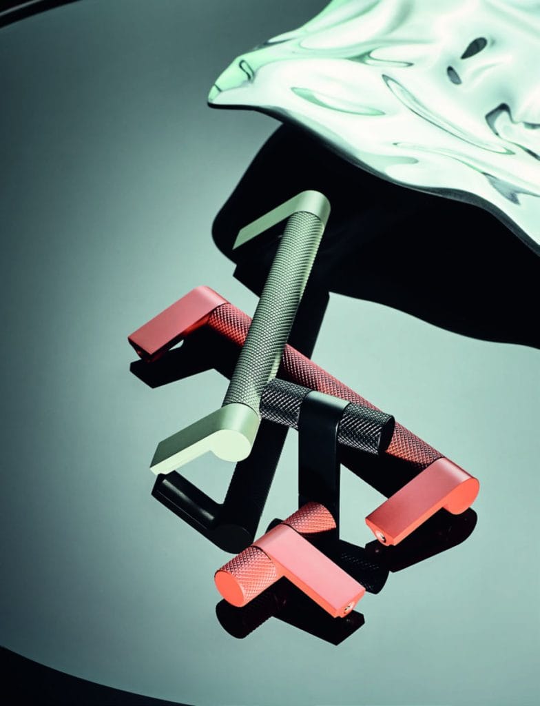 Wyrazisty akcent w nowoczesnym designie – uchwyty Hafele Deco o geometrycznej formie. Charakterystyczna moletowana tekstura na rękojeści nie tylko stanowi o unikalnym stylu uchwytu, ale także zapewnia pewny i wygodny chwyt. Dostępne w modnych kolorach wykończeniowych.