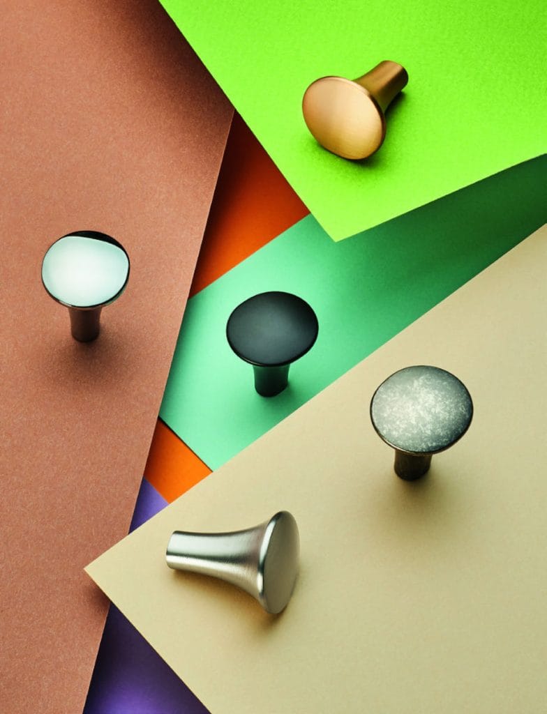 Minimalistyczne gałki meblowe z kolekcji Hafele Deco. Różnorodność metalicznych wykończeń – od polerowanego chromu po matowy mosiądz i czerń – pozwala na idealne dopasowanie do każdego stylu wnętrza. Obła forma gałek harmonijnie łączy się z nowoczesnymi, geometrycznymi zabudowami.