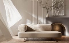 Leżanka Carmel projektu Katarzyny Jasyk, produkowana przez markę Happy Barok, to eleganckie połączenie prostoty formy i subtelnego luksusu. Geometryczna bryła została zestawiona z miękkim, futrzanym wałkiem stanowiącym oparcie, co nadaje meblowi przytulny, rzeźbiarski charakter. Całość dopełniają chromowane nogi i welwetowe obicie, które podkreślają nowoczesny, a zarazem ponadczasowy styl projektu.