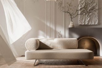 Leżanka Carmel projektu Katarzyny Jasyk, produkowana przez markę Happy Barok, to eleganckie połączenie prostoty formy i subtelnego luksusu. Geometryczna bryła została zestawiona z miękkim, futrzanym wałkiem stanowiącym oparcie, co nadaje meblowi przytulny, rzeźbiarski charakter. Całość dopełniają chromowane nogi i welwetowe obicie, które podkreślają nowoczesny, a zarazem ponadczasowy styl projektu.