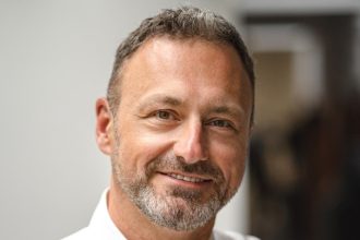 Prokuratura Okręgowa w Gdańsku opublikowała dzisiaj komunikat ws. zatrzymań i zarzutów za obchodzenie sankcji dotyczących importu sklejki z Rosji i Białorusi. Z apelem do branży zwrócił się Marek Janke, prezes Zarządu Paged Plywood.