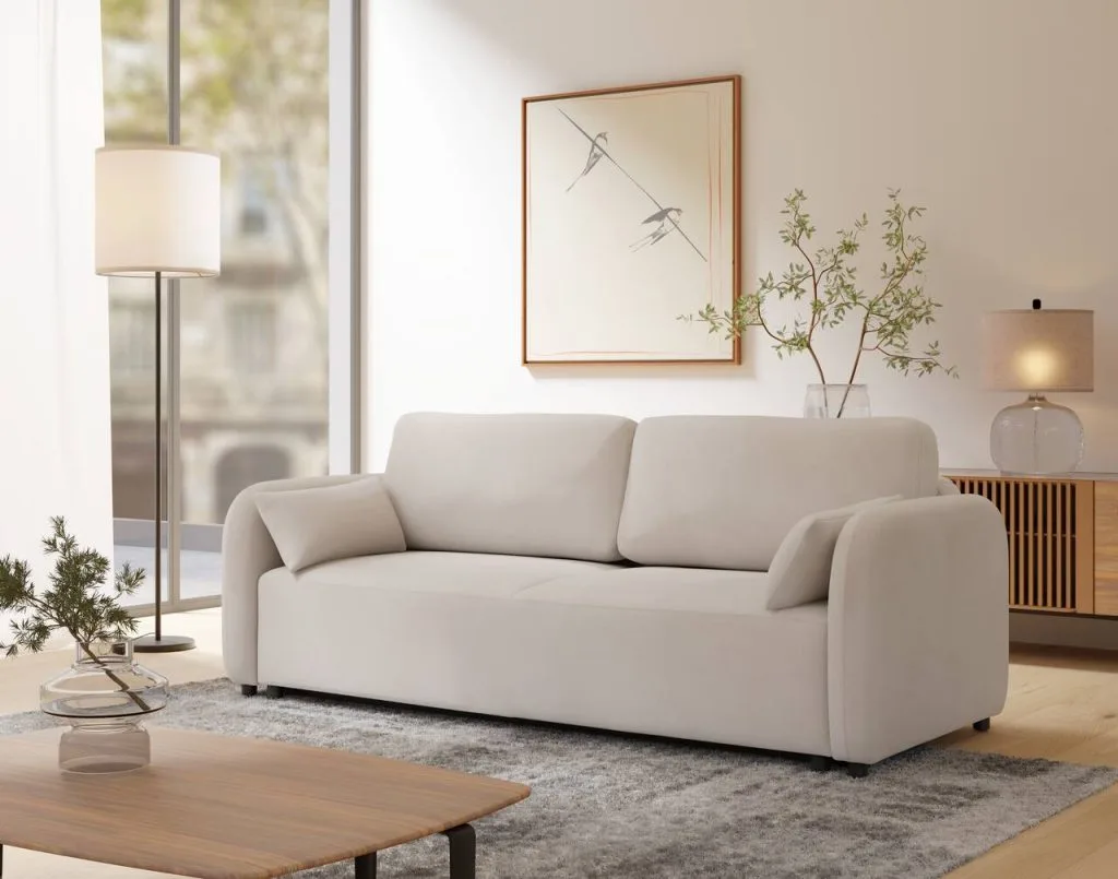 Model FANCY od Fabryki Mebli Meblosiek to idealne połączenie eleganckiego designu i praktycznego podejścia do współczesnych, często niewielkich przestrzeni. Sofa o wymiarach: 231 cm x 85 cm x 102 cm doskonale odnajduje się zarówno w małych salonach, jak i w apartamentach typu studio. Po rozłożeniu oferuje wygodną powierzchnię spania 145 x 200 cm. Wyposażona w innowacyjny automat PUMA, pozwala na wyjątkowo łatwe rozkładanie – jednym ruchem ręki, bez konieczności samodzielnego opuszczania oparcia. Mechanizm działa lekko i płynnie, dzięki czemu nawet dziecko poradzi sobie z obsługą. FANCY to idealne połączenie elegancji, ergonomii i codziennej wygody w nowoczesnym wnętrzu.