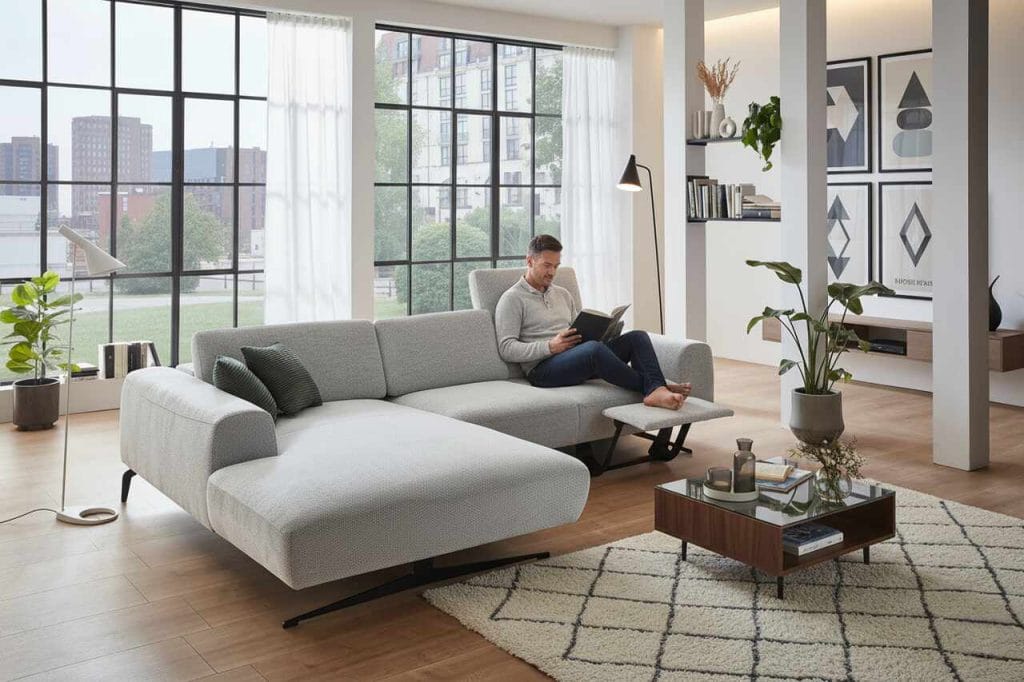 Santorini, prod. Notto, to nowoczesna sofa narożna o minimalistycznej formie, doskonale wpisująca się w trendy współczesnego designu. Charakteryzuje ją duża powierzchnia do siedzenia, szerokie podłokietniki oraz modułowa konstrukcja, umożliwiająca dostosowanie do różnych potrzeb użytkownika. Wyjątkowym akcentem jest rozkładany podnóżek oraz ruchome oparcie, które zapewniają jeszcze większy komfort podczas odpoczynku.