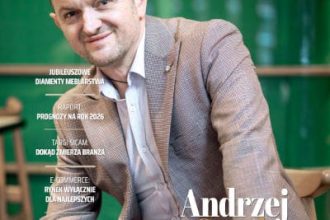 Okładka miesięcznika BIZNES MEBLE - wydanie styczeń 2026. Na okładce: Andrzej Czech, ekspert komunikacji i doradca biznesowy, założyciel Sfera Group, mentor, trener biznesu i autor publikacji branżowych. Fot. Łukasz Gawroński