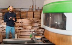 W najnowszym zestawieniu największych producentów płyt w Polsce uwzględnione są tylko te firmy, których zadeklarowany w KRS przedmiot działalności obejmuje PKD 16.21Z Produkcja arkuszy fornirowych i płyt wykonanych na bazie drewna. Fot. Freepik.