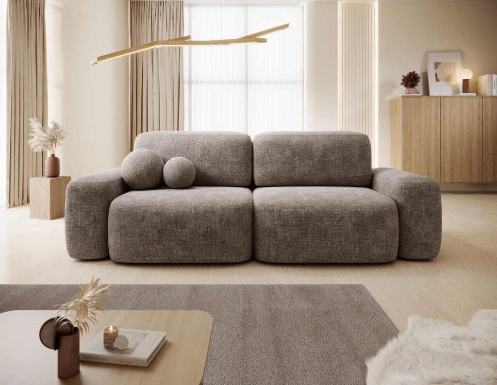 Sofa Bold marki PUSZMAN, której salon znajduje się na terenie Galerii Wnętrz DOMAR, to elegancki mebel, utrzymany w nowoczesnym i minimalistycznym stylu. Jej idealnie wyprofilowane boki oraz dwie dodatkowe, duże poduszki oparciowe zapewniają prawdziwie komfortowy odpoczynek. Wyjątkowy urok sofy podkreślają zaokrąglone linie w formie łuku, dodając elegancji i charakteru każdemu pomieszczeniu. Mebel wyposażony jest w pojemnik na pościel oraz łatwy w obsłudze mechanizm rozkładania funkcji spania.