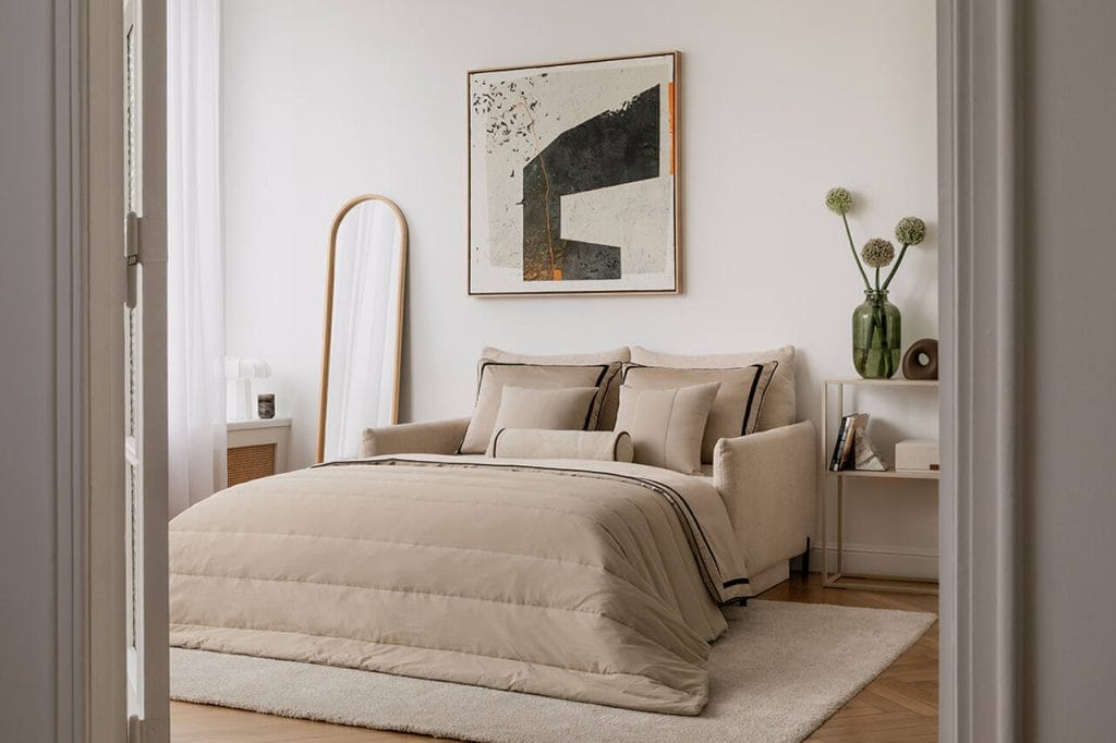 Nowoczesna i kompaktowa, kolekcja Madera Slim marki Ramaro zachwyca prostą formą, wygodą i detalem. Minimalistyczne poduszki oparciowe, metalowe nóżki nachodzące na boki i oszczędność formy nadają jej wyrafinowany charakter. To meble, które nie tylko świetnie wyglądają, ale też zaskakują funkcjonalnością – w kilka sekund zamieniając się w komfortowe łóżko, zaprojektowane z myślą o najwyższej jakości snu.