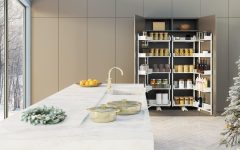 Duża szafa Cargo Maxi Space Duo Puro, stanowiąca spiżarnię z pełnym dostępem do przechowywanych produktów, dzięki dwóm rzędom wysuwanych koszy.