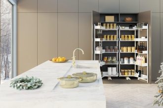 Duża szafa Cargo Maxi Space Duo Puro, stanowiąca spiżarnię z pełnym dostępem do przechowywanych produktów, dzięki dwóm rzędom wysuwanych koszy.