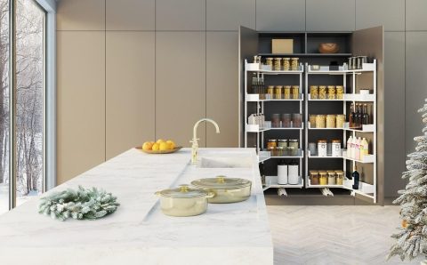 Duża szafa Cargo Maxi Space Duo Puro, stanowiąca spiżarnię z pełnym dostępem do przechowywanych produktów, dzięki dwóm rzędom wysuwanych koszy.