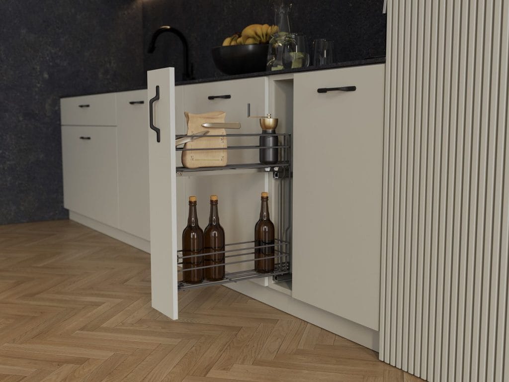 Wysunięty system Cargo Mini Boczne Multi Rejs w wąskiej szafce kuchennej, przechowujący butelki i akcesoria do kawy.