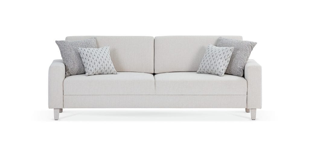 Sofa Sunbeam, producent: PUR, marka: Homenestry, to kompaktowy bohater małych mieszkań – wygodna, funkcjonalna i gotowa na wszystko. Proste linie i spójna tapicerka sprawiają, że wygląda lekko, a nóżki w tym samym materiale podkreślają elegancki minimalizm. Mebel wyposażono w elektryczny mechanizm od lokalnego dostawcy – firmy Stalmot, dzięki czemu skraca się czas dostaw, zmniejsza ślad węglowy, a marka wspiera lokalnych producentów, którzy mają niezawodne produkty. Jasna tapicerka i minimalistyczny design dają poczucie przestrzeni, a funkcja spania sprawia, że Sunbeam jest gotowa na wszystko, od chilloutu po niespodziewanych gości.