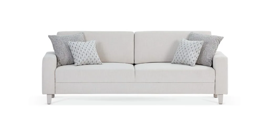 Sofa Sunbeam, producent: PUR, marka: Homenestry, to kompaktowy bohater małych mieszkań – wygodna, funkcjonalna i gotowa na wszystko. Proste linie i spójna tapicerka sprawiają, że wygląda lekko, a nóżki w tym samym materiale podkreślają elegancki minimalizm. Mebel wyposażono w elektryczny mechanizm od lokalnego dostawcy – firmy Stalmot, dzięki czemu skraca się czas dostaw, zmniejsza ślad węglowy, a marka wspiera lokalnych producentów, którzy mają niezawodne produkty. Jasna tapicerka i minimalistyczny design dają poczucie przestrzeni, a funkcja spania sprawia, że Sunbeam jest gotowa na wszystko, od chilloutu po niespodziewanych gości.