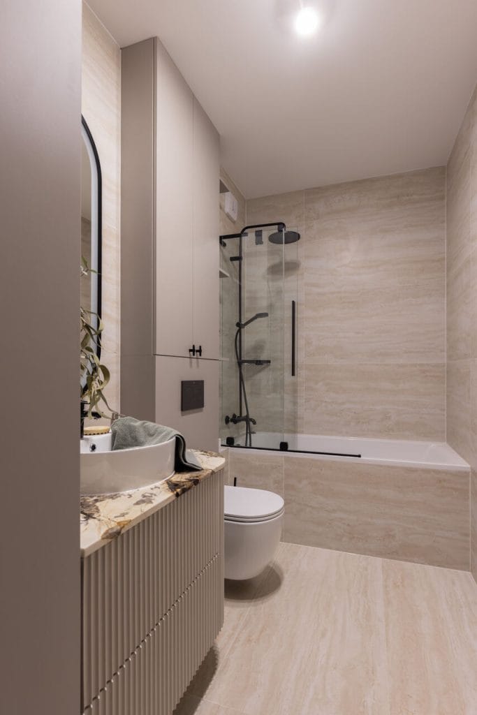 Nowa realizacja Decoroom. Projekt wnętrz i zabudowy meblowej: arch. wnętrz Karolina Siczek, arch. wnętrz Magdalena Wołoszyn, arch. wnętrz Daria Grzechnik. Fot. Marta Behling, Pion Poziom.