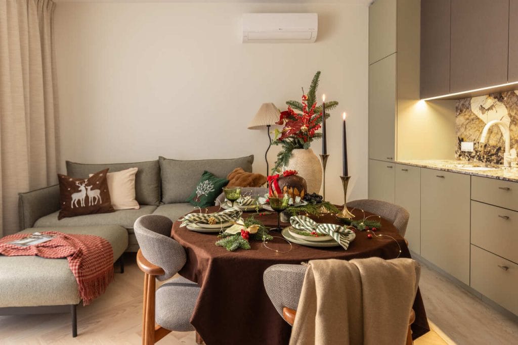 Wystrój świąteczny w nowoczesnym mieszkaniu - nowa realizacja Decoroom. Projekt wnętrz i zabudowy meblowej: arch. wnętrz Karolina Siczek, arch. wnętrz Magdalena Wołoszyn, arch. wnętrz Daria Grzechnik. Fot. Marta Behling, Pion Poziom.