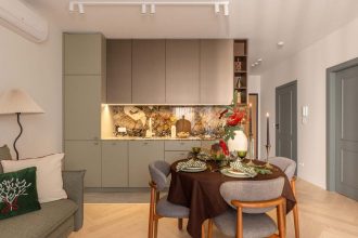 Wystrój świąteczny w nowoczesnym mieszkaniu - nowa realizacja Decoroom. Projekt wnętrz i zabudowy meblowej: arch. wnętrz Karolina Siczek, arch. wnętrz Magdalena Wołoszyn, arch. wnętrz Daria Grzechnik. Fot. Marta Behling, Pion Poziom.