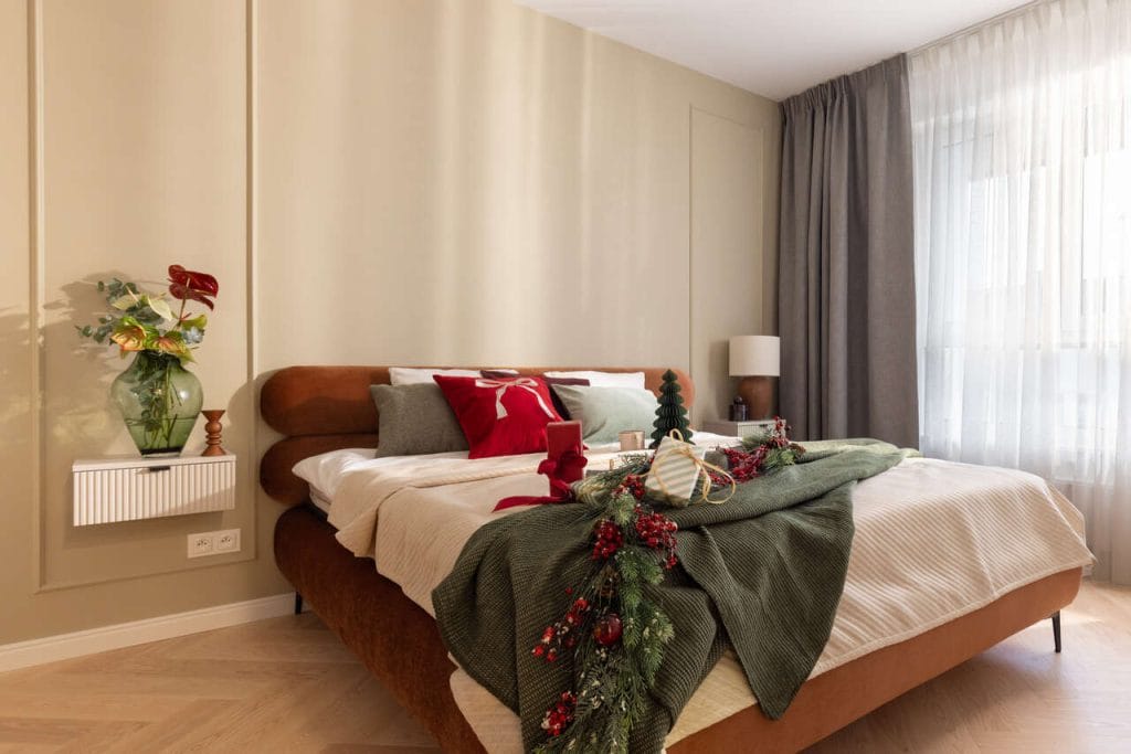 Wystrój świąteczny w nowoczesnym mieszkaniu - nowa realizacja Decoroom. Projekt wnętrz i zabudowy meblowej: arch. wnętrz Karolina Siczek, arch. wnętrz Magdalena Wołoszyn, arch. wnętrz Daria Grzechnik. Fot. Marta Behling, Pion Poziom.