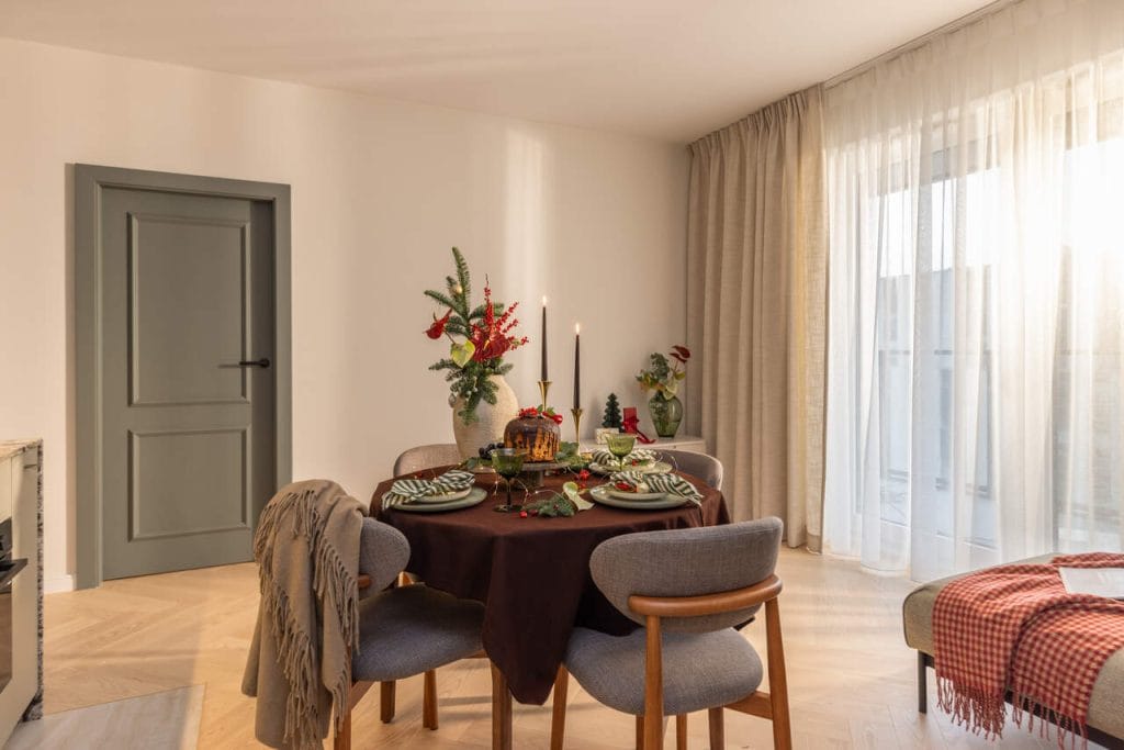 Wystrój świąteczny w nowoczesnym mieszkaniu - nowa realizacja Decoroom. Projekt wnętrz i zabudowy meblowej: arch. wnętrz Karolina Siczek, arch. wnętrz Magdalena Wołoszyn, arch. wnętrz Daria Grzechnik. Fot. Marta Behling, Pion Poziom.