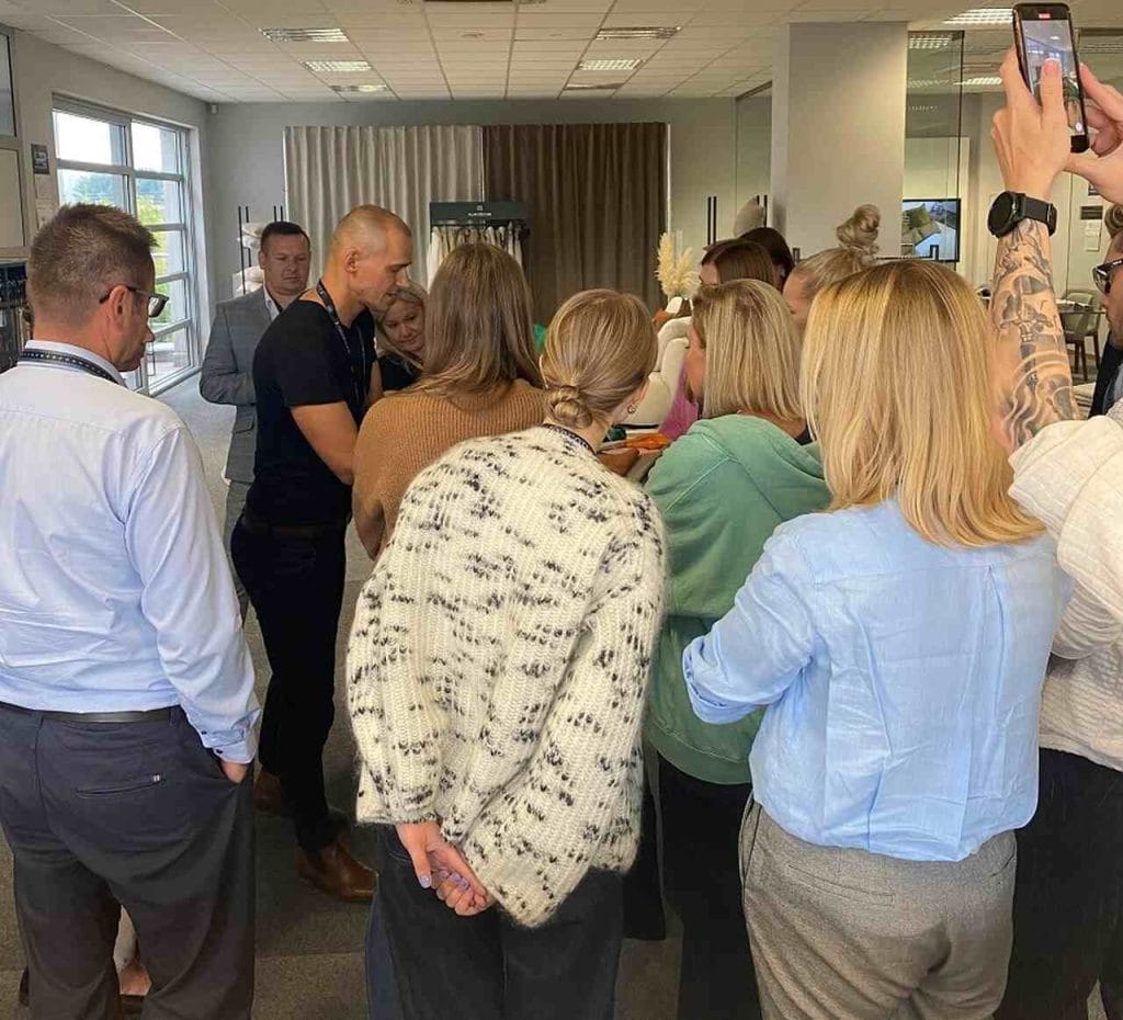 Aleksander Kądziela w roli prowadzącego szkolenie tapicerskie.