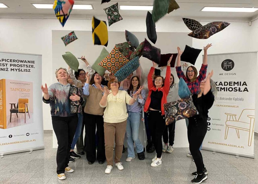 Rzemiosło wraca, bo kiedy ręce pracują, głowa odpoczywa – mówi Aleksander Kądziela. Zdjęcie pochodzi z prowadzonych przez niego warsztatów dla kobiet. Fot. AK Design.