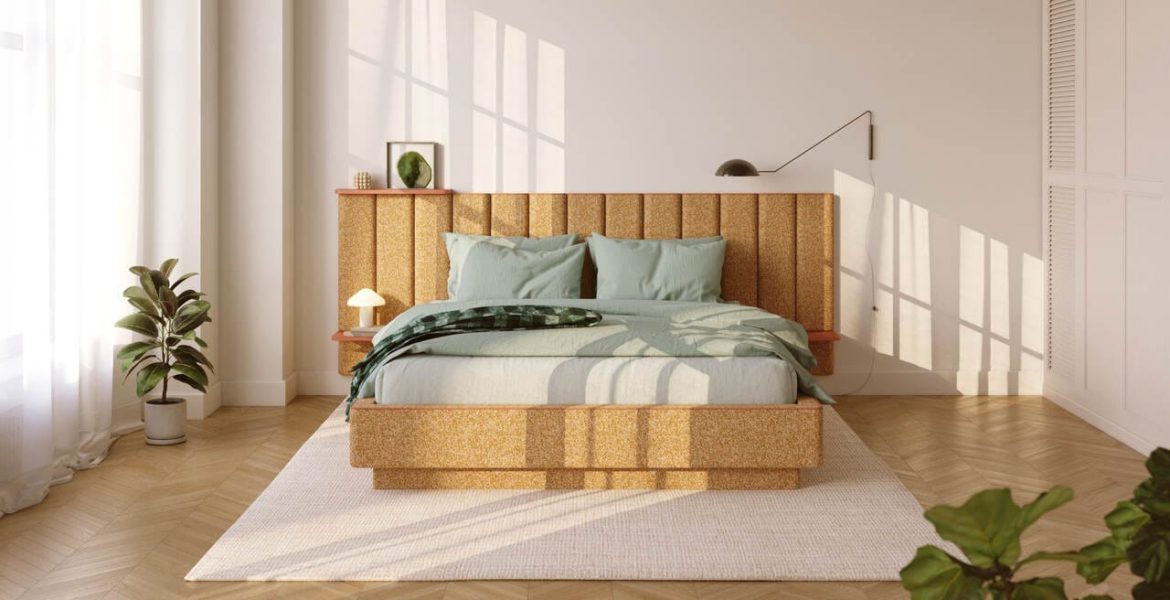 Zainspirowane dziedzictwem światowego modernizmu łóżka Modulo marki Bizzarto, proj. Grynasz Studio, oferują unikatową cechę – możliwość adaptowania mebla w zależności od potrzeb. Kluczem jest tu modułowa konstrukcja, która dopasowuje się do warunków konkretnego pomieszczenia oraz estetycznych i funkcjonalnych preferencji użytkownika. Wezgłowie komponowane z dowolnej liczby elementów może się kończyć równo z oskrzynią łóżka, sięgać poza nią albo wręcz rozciągać na całą ścianę. Dodatkowe walory funkcjonalne niosą praktyczne półeczki na lampkę, książki czy karafkę z wodą. Podobnie jak tapicerowane moduły i ich lamówki, półeczki w wybranym odcieniu drewna podkreślają też styl oraz gamę kolorystyczną sypialni.