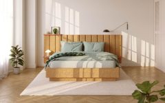 Zainspirowane dziedzictwem światowego modernizmu łóżka Modulo marki Bizzarto, proj. Grynasz Studio, oferują unikatową cechę – możliwość adaptowania mebla w zależności od potrzeb. Kluczem jest tu modułowa konstrukcja, która dopasowuje się do warunków konkretnego pomieszczenia oraz estetycznych i funkcjonalnych preferencji użytkownika. Wezgłowie komponowane z dowolnej liczby elementów może się kończyć równo z oskrzynią łóżka, sięgać poza nią albo wręcz rozciągać na całą ścianę. Dodatkowe walory funkcjonalne niosą praktyczne półeczki na lampkę, książki czy karafkę z wodą. Podobnie jak tapicerowane moduły i ich lamówki, półeczki w wybranym odcieniu drewna podkreślają też styl oraz gamę kolorystyczną sypialni.