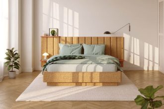 Zainspirowane dziedzictwem światowego modernizmu łóżka Modulo marki Bizzarto, proj. Grynasz Studio, oferują unikatową cechę – możliwość adaptowania mebla w zależności od potrzeb. Kluczem jest tu modułowa konstrukcja, która dopasowuje się do warunków konkretnego pomieszczenia oraz estetycznych i funkcjonalnych preferencji użytkownika. Wezgłowie komponowane z dowolnej liczby elementów może się kończyć równo z oskrzynią łóżka, sięgać poza nią albo wręcz rozciągać na całą ścianę. Dodatkowe walory funkcjonalne niosą praktyczne półeczki na lampkę, książki czy karafkę z wodą. Podobnie jak tapicerowane moduły i ich lamówki, półeczki w wybranym odcieniu drewna podkreślają też styl oraz gamę kolorystyczną sypialni.