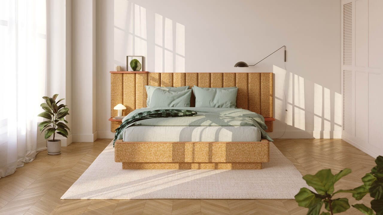 Zainspirowane dziedzictwem światowego modernizmu łóżka Modulo marki Bizzarto, proj. Grynasz Studio, oferują unikatową cechę – możliwość adaptowania mebla w zależności od potrzeb. Kluczem jest tu modułowa konstrukcja, która dopasowuje się do warunków konkretnego pomieszczenia oraz estetycznych i funkcjonalnych preferencji użytkownika. Wezgłowie komponowane z dowolnej liczby elementów może się kończyć równo z oskrzynią łóżka, sięgać poza nią albo wręcz rozciągać na całą ścianę. Dodatkowe walory funkcjonalne niosą praktyczne półeczki na lampkę, książki czy karafkę z wodą. Podobnie jak tapicerowane moduły i ich lamówki, półeczki w wybranym odcieniu drewna podkreślają też styl oraz gamę kolorystyczną sypialni.