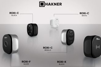 Elektroniczne zamki do mebli Hakner ROXI – modele ROXI-C, ROXI-F oraz ROXI-K w kolorach czarnym, białym i srebrnym. Nowoczesne systemy zamykania szafek z czytnikiem kart, kodem PIN i alfabetem Braille'a.