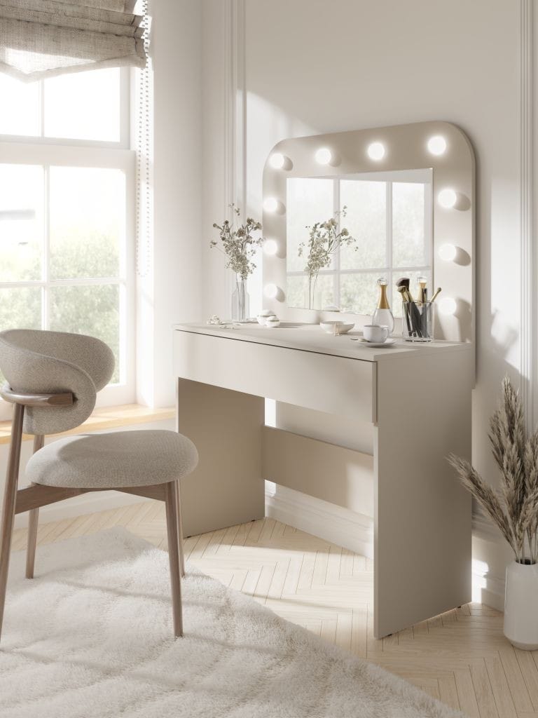 Toaletka Sevilla firmy Meblosiek to funkcjonalny i elegancki mebel zaprojektowany z myślą o nowoczesnych sypialniach i garderobach. Prosta bryła w jasnym, neutralnym odcieniu beżu została uzupełniona dużym lustrem z dekoracyjnym oświetleniem, zapewniając komfort podczas codziennej pielęgnacji i makijażu. Praktyczna szuflada umożliwia przechowywanie kosmetyków i akcesoriów, pomagając utrzymać porządek. Minimalistyczna forma i subtelna kolorystyka sprawiają, że Sevilla doskonale wpisuje się w aktualne trendy wnętrzarskie, łącząc estetykę z wygodą użytkowania.