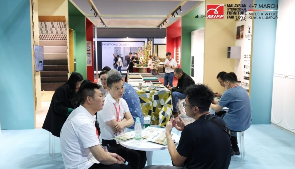 Uczestnicy MIFF 2026 prowadzą dyskusję biznesową przy stoisku targowym w Kuala Lumpur