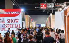 Odwiedzający zwiedzają hale wystawowe MIFF 2026 i oglądają ekspozycje meblowe