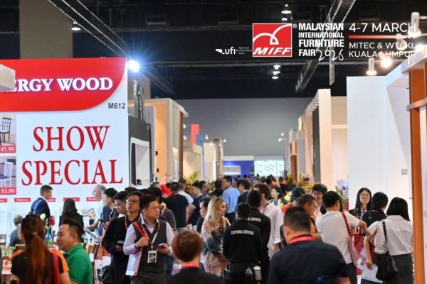 Odwiedzający zwiedzają hale wystawowe MIFF 2026 i oglądają ekspozycje meblowe