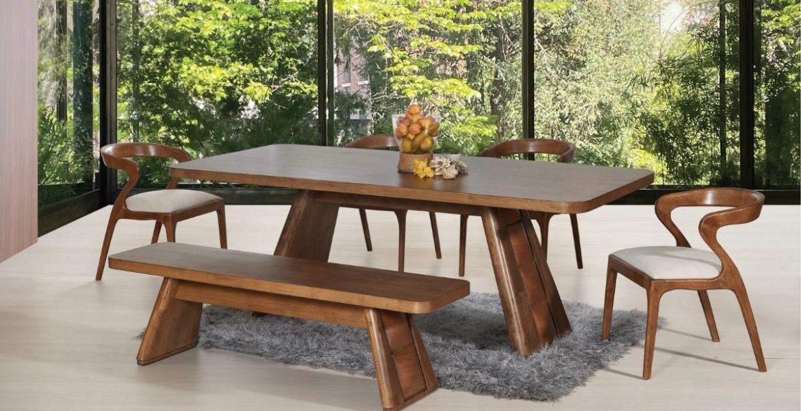 Stół jadalniany z drewna kauczukowego od ELK‑DESA FURNITURE MARKETING SDN BHD prezentowany podczas MIFF 2026 w Kuala Lumpur