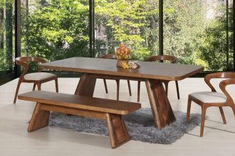 Stół jadalniany z drewna kauczukowego od ELK‑DESA FURNITURE MARKETING SDN BHD prezentowany podczas MIFF 2026 w Kuala Lumpur