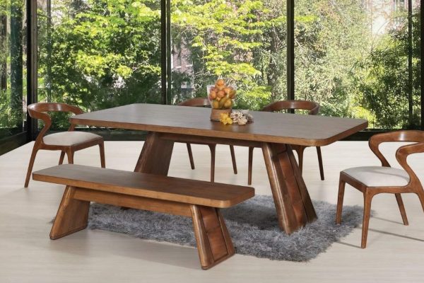 Stół jadalniany z drewna kauczukowego od ELK‑DESA FURNITURE MARKETING SDN BHD prezentowany podczas MIFF 2026 w Kuala Lumpur