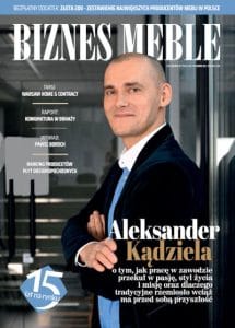 Okładka miesięcznika BIZNES MEBLE - wydanie grudzień 2025. Na okładce: Aleksander Kądziela, mistrz tapicerstwa, audytor, nauczyciel, rzeczoznawca i biegły sądowy, założyciel marki AK DESIGN. Fot. Adrianna Sikorska.