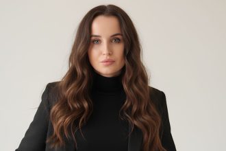 Olga Zajączkowska dołączyła do Zarządu Paged LabTech, centrum badawczo-rozwojowego Grupy Paged – jednego z najnowocześniejszych laboratoriów specjalizujących się w materiałach drewnopochodnych w Europie, które powstało w 2019 roku. Pomoże dalej rozwijać pracę dr Eweliny Depczyńskiej, prezeski Paged LabTech i Marka Janke, członka zarządu Paged LabTech i prezesa zarządu Paged Plywood oraz całego zespołu naukowców i ekspertów. Powołanie Olgi do Zarządu Paged LabTech i zwiększenie jej roli także w PAGED Plywood to krok wzmacniający integrację innowacji, rozwoju produktu oraz wiedzy rynkowej w Grupie Paged.