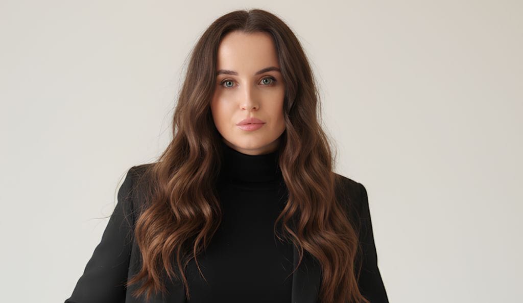 Olga Zajączkowska dołączyła do Zarządu Paged LabTech, centrum badawczo-rozwojowego Grupy Paged – jednego z najnowocześniejszych laboratoriów specjalizujących się w materiałach drewnopochodnych w Europie, które powstało w 2019 roku. Pomoże dalej rozwijać pracę dr Eweliny Depczyńskiej, prezeski Paged LabTech i Marka Janke, członka zarządu Paged LabTech i prezesa zarządu Paged Plywood oraz całego zespołu naukowców i ekspertów. Powołanie Olgi do Zarządu Paged LabTech i zwiększenie jej roli także w PAGED Plywood to krok wzmacniający integrację innowacji, rozwoju produktu oraz wiedzy rynkowej w Grupie Paged.