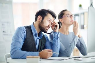 Opóźnione płatności blokują inwestycje. Fot. Pressfoto / Freepik.