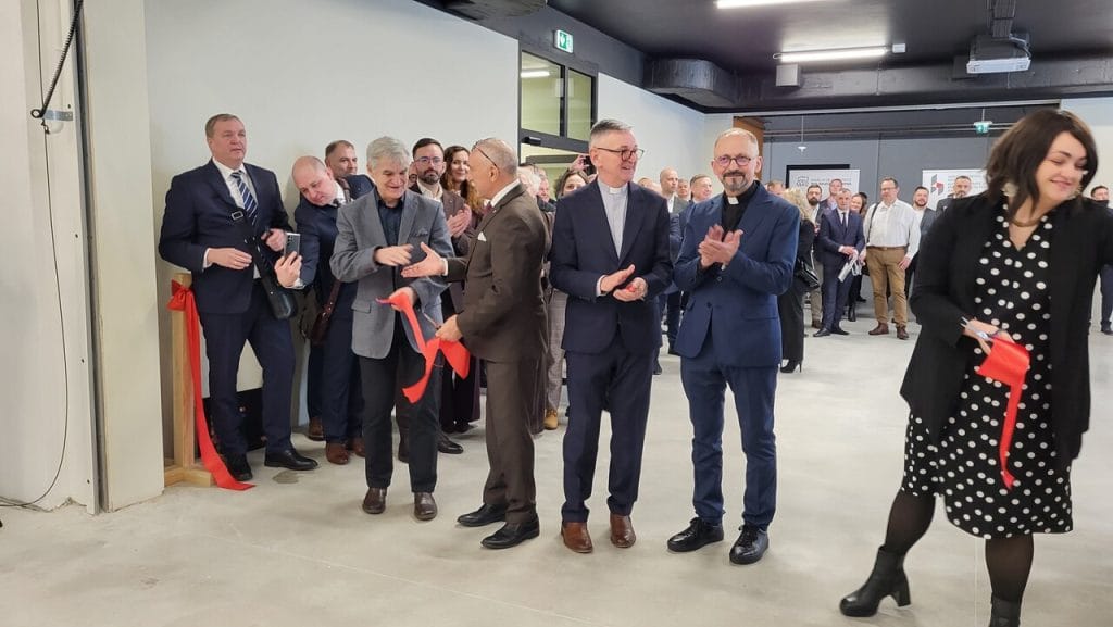 Wstęga została przecięta, a BCU w Różanymstoku oficjalnie otwarte. Od lewej: Bogdan Dyjuk, członek Zarządu Województwa Podlaskiego, Jan Szynaka, prezes Ogólnopolskiej Izby Gospodarczej Producentów Mebli i Grupy Szynaka Meble, ks. Tadeusz Jarecki, Inspektor Towarzystwa Salezjańskiego Inspektorii Warszawskiej i Alina Prochasek, członkini zarządu Fundacji Rozwoju Systemu Edukacji.