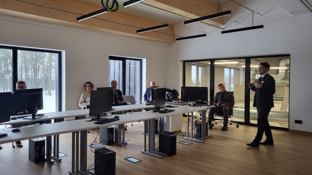 Tomasz Wiktorski podczas oprowadzania po BCU.