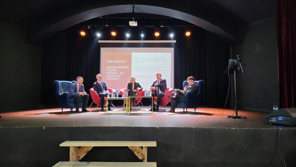 Od lewej: prof. dr hab. Piotr Beer – Wydział Technologii Drewna Szkoły Głównej Gospodarstwa Wiejskiego, Tomasz Ankiewicz – koordynator do spraw kształcenia zawodowego w Grupie Meblowej Szynaka, Barbara Howis – dyrektor Zespołu Szkół Ponadpodstawowych Nr 2 w Kępnie, Piotr Wójcik – wiceprezes Ogólnopolskiej Izby Gospodarczej Producentów Mebli, prezes Meble Wójcik i Tomasz Wiktorski, właściciel B+R Studio i ekspert Ogólnopolskiej Izby Gospodarczej Producentów Mebli.